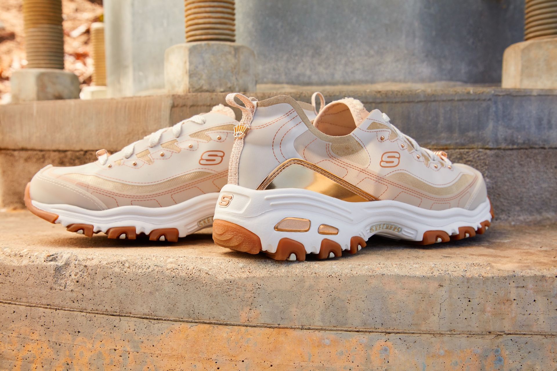 Inmersión Mejor desconectado Skechers unveils a "delicate" collection of sneakers with fringes, rivets  and chains